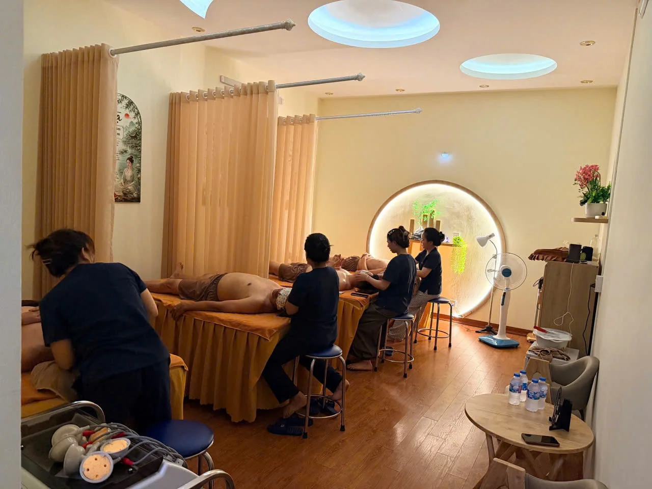 Nhân viên thực hiện chăm sóc cho khách tại phòng dịch vụ Yến Anh